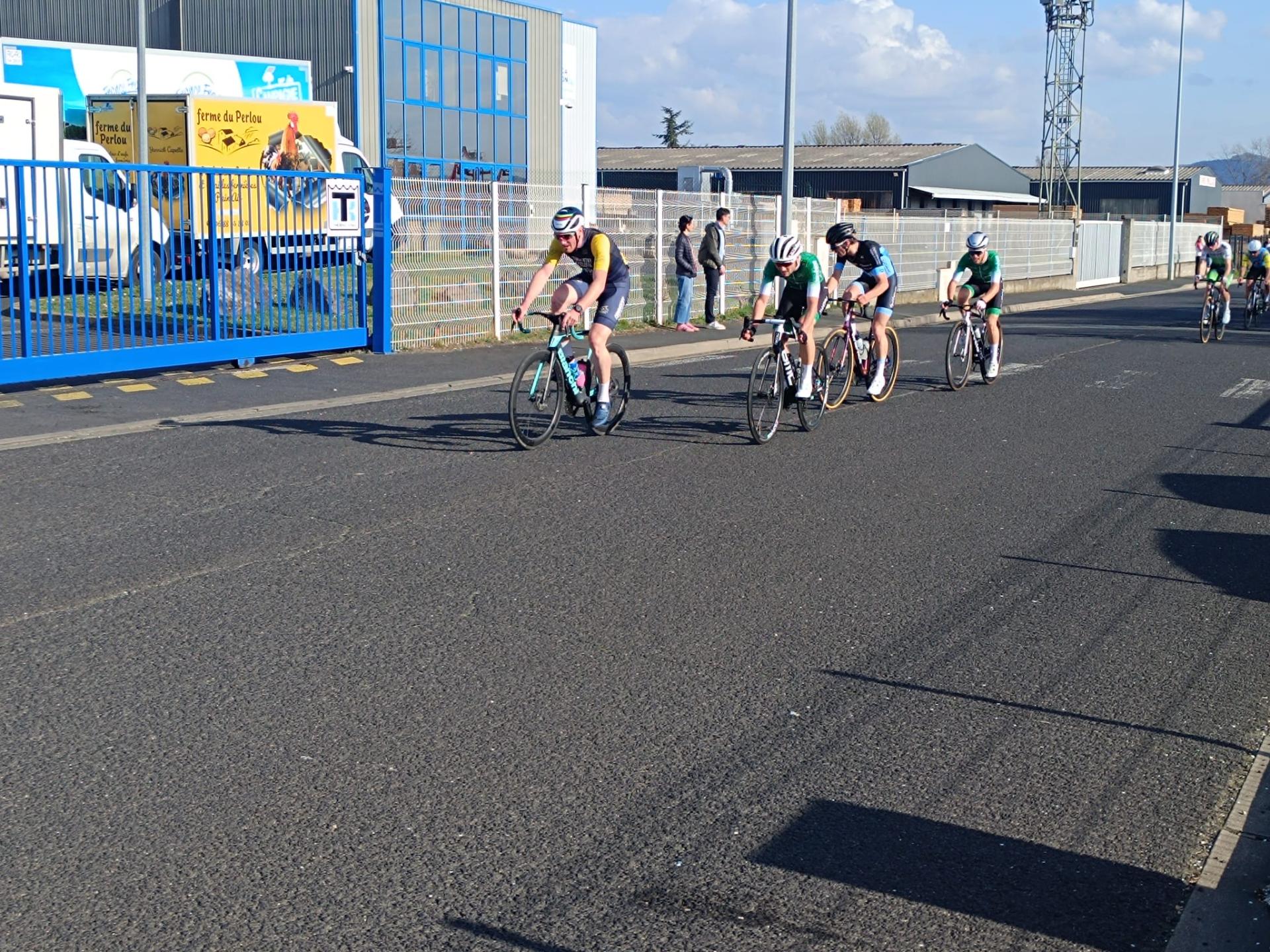 Romain FAYOLLE dans l'échappée du critérium de Cournon Open 2-3